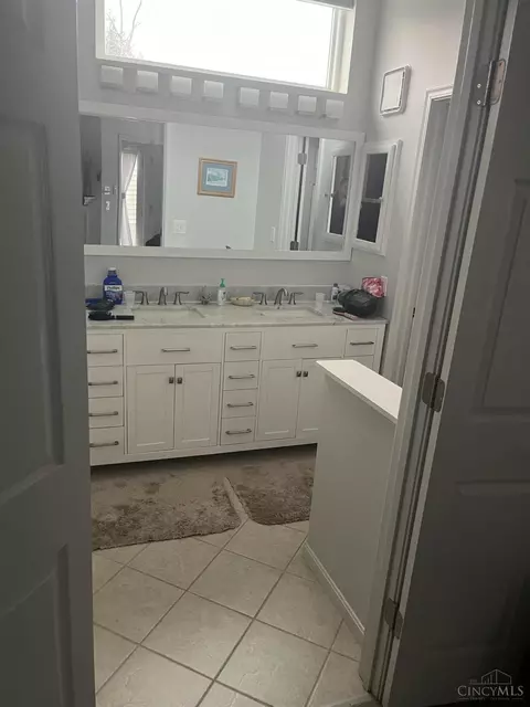 Bath - 3847 Arbor Green Dr, Cincinnati, OH 45255 photo 1 of 5