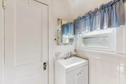 Bath - 2197 Crane Ave, Cincinnati, OH 45207 photo 2 of 3