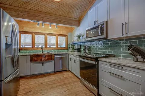 Kitchen - 7674 Briargreen Ln, Cincinnati, OH 45248 photo 2 of 5