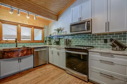 Kitchen - 7674 Briargreen Ln, Cincinnati, OH 45248 photo 5 of 5