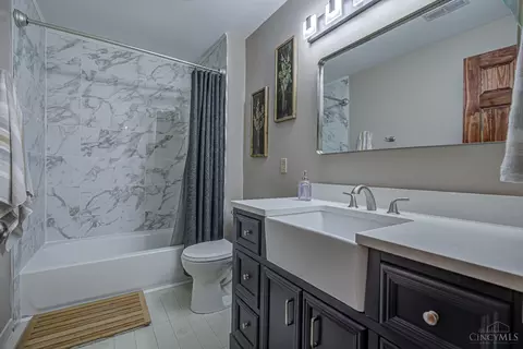 Bath - 7674 Briargreen Ln, Cincinnati, OH 45248 photo 1 of 2