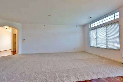 Living - 7589 Skyview Cir, Cincinnati, OH 45248 photo 4 of 8