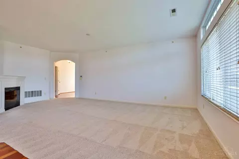 Living - 7589 Skyview Cir, Cincinnati, OH 45248 photo 2 of 8