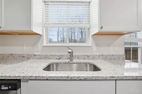 Kitchen - 532 Sugar Maple Ct, Cincinnati, OH 45255 photo 5 of 8