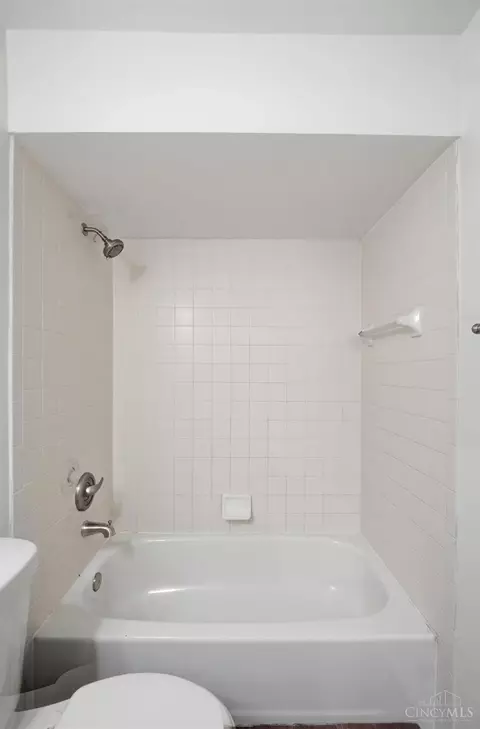 Bath - 532 Sugar Maple Ct, Cincinnati, OH 45255 photo 9 of 10