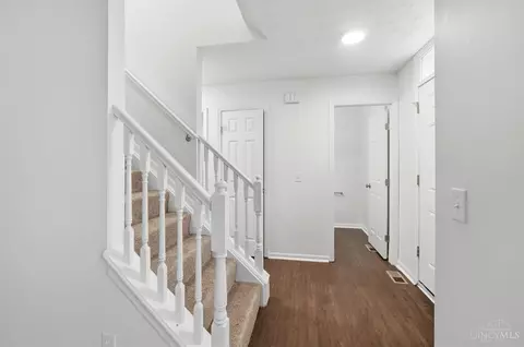 Entry Way - 532 Sugar Maple Ct, Cincinnati, OH 45255 photo 2 of 4