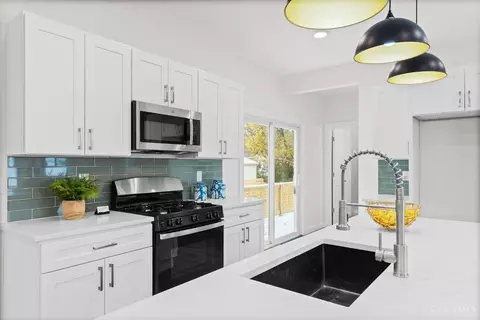 Kitchen - 4714 Castle Pl, Cincinnati, OH 45227 photo 2 of 4