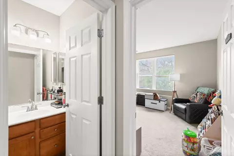 Entry Way - 1037 Lost Xing, Cincinnati, OH 45231 photo 3 of 4