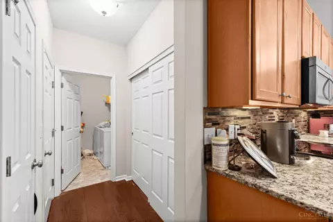 Entry Way - 1037 Lost Xing, Cincinnati, OH 45231 photo 2 of 4