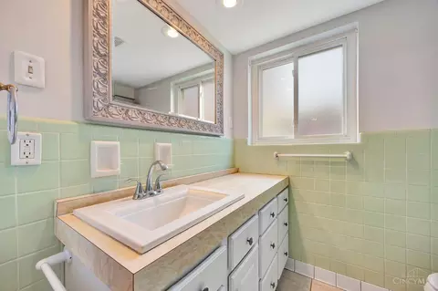 Bath - 625 Marview Ter, Cincinnati, OH 45231 photo 2 of 3