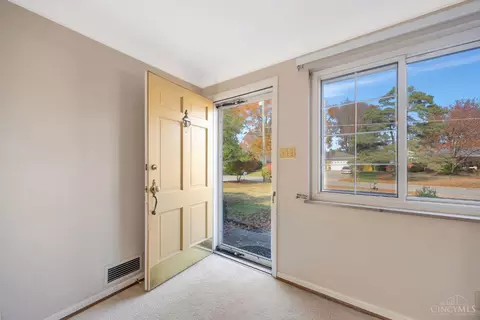 Entry Way - 625 Marview Ter, Cincinnati, OH 45231 photo 2 of 3