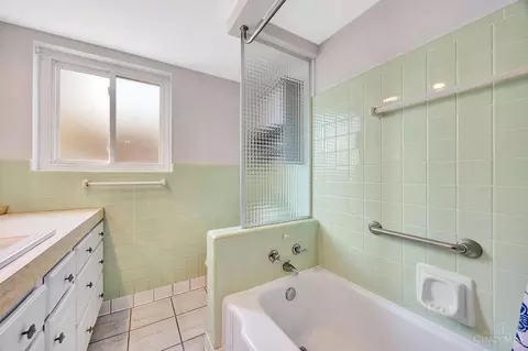 Bath - 625 Marview Ter, Cincinnati, OH 45231 photo 3 of 3