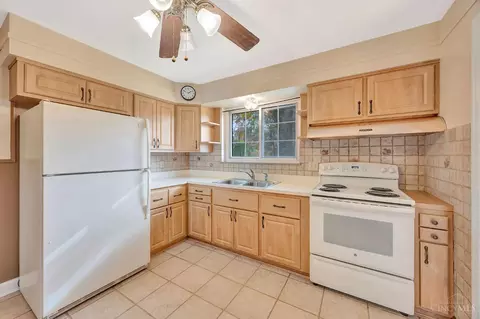 Kitchen - 625 Marview Ter, Cincinnati, OH 45231 photo 1 of 3