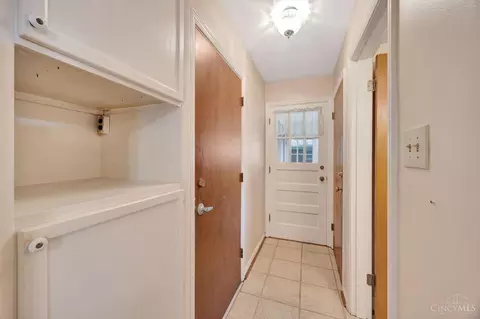 Entry Way - 625 Marview Ter, Cincinnati, OH 45231 photo 3 of 3