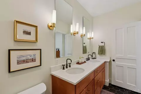 Bath - 2721 Atlantic Ave, Cincinnati, OH 45209 photo 3 of 7