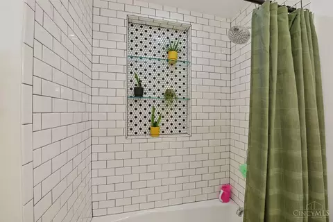 Bath - 2721 Atlantic Ave, Cincinnati, OH 45209 photo 7 of 7