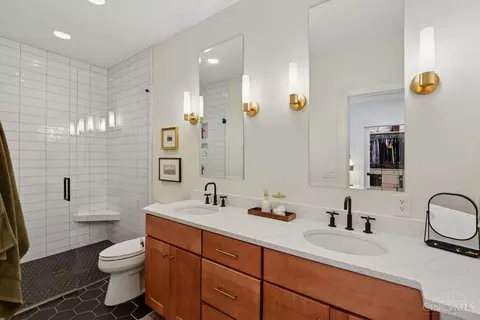 Bath - 2721 Atlantic Ave, Cincinnati, OH 45209 photo 2 of 7
