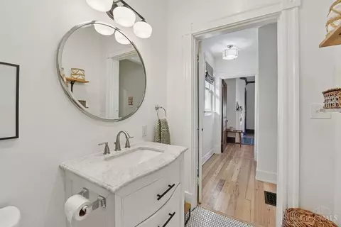 Bath - 2721 Atlantic Ave, Cincinnati, OH 45209 photo 6 of 7