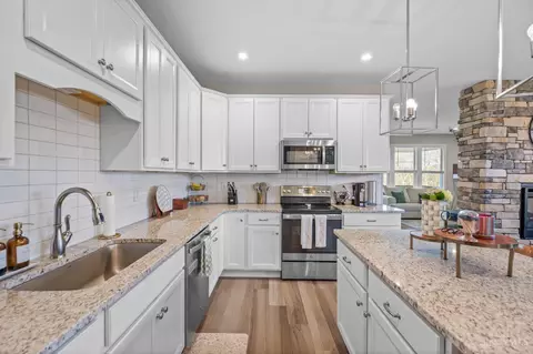 Kitchen - 3036 Barnbougle Dr, Cincinnati, OH 45233 photo 4 of 6