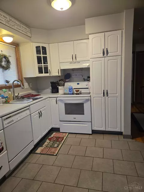 Kitchen - 2238 Pacora Dr, Cincinnati, OH 45231 photo 2 of 2
