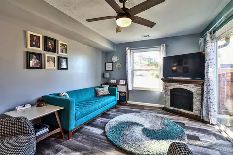 Living - 299 Jonathan Ct, Cincinnati, OH 45255 photo 2 of 3