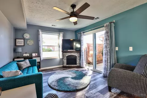 Living - 299 Jonathan Ct, Cincinnati, OH 45255 photo 1 of 3
