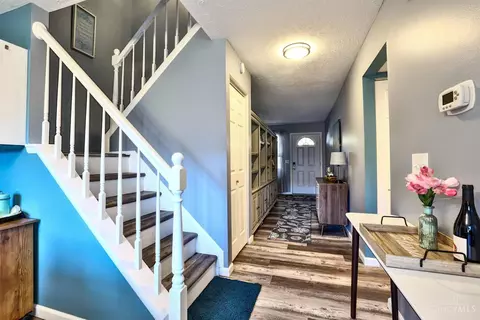 Entry Way - 299 Jonathan Ct, Cincinnati, OH 45255 photo 1 of 2