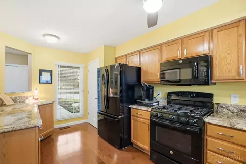 Kitchen - 5725 Lofty View Ln, Cincinnati, OH 45247 photo 2 of 5