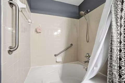 Bath - 5725 Lofty View Ln, Cincinnati, OH 45247 photo 6 of 11
