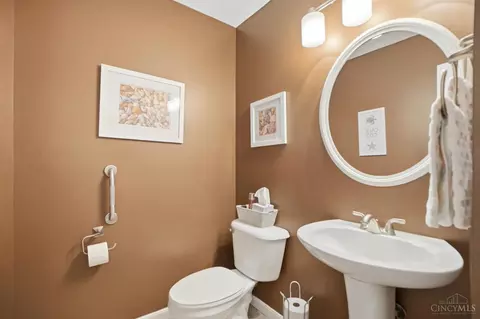Bath - 5725 Lofty View Ln, Cincinnati, OH 45247 photo 1 of 11