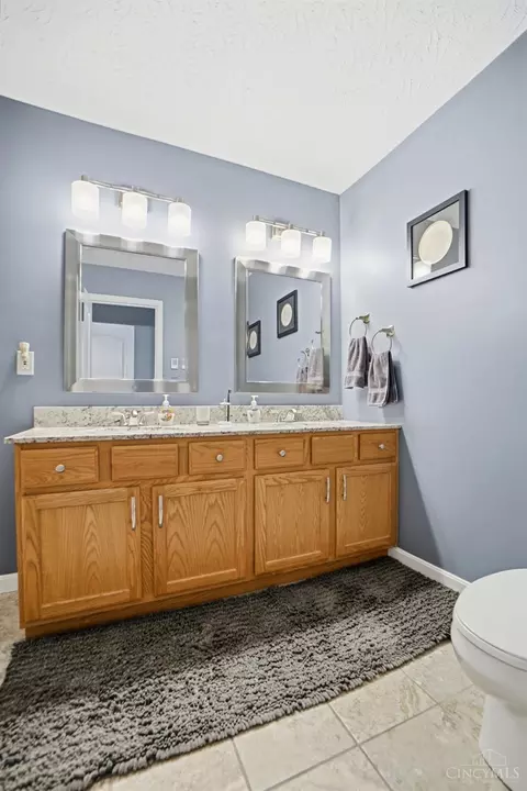 Bath - 5725 Lofty View Ln, Cincinnati, OH 45247 photo 4 of 11