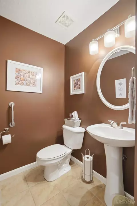 Bath - 5725 Lofty View Ln, Cincinnati, OH 45247 photo 2 of 11