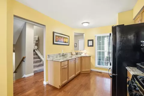 Kitchen - 5725 Lofty View Ln, Cincinnati, OH 45247 photo 3 of 5