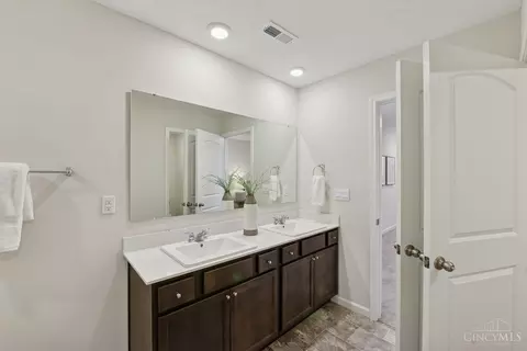 Entry Way - 5001 Lakeview Dr, Morrow, OH 45152 photo 2 of 5