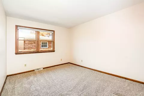 Bedroom - 694 Buff Ct, Cincinnati, OH 45231 photo 5 of 6