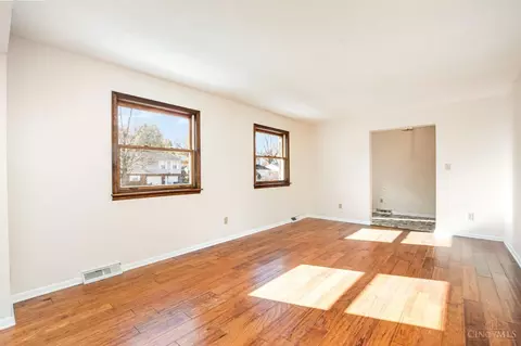 Living - 694 Buff Ct, Cincinnati, OH 45231 photo 2 of 4