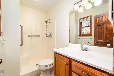 Bath - 694 Buff Ct, Cincinnati, OH 45231 photo 1 of 2