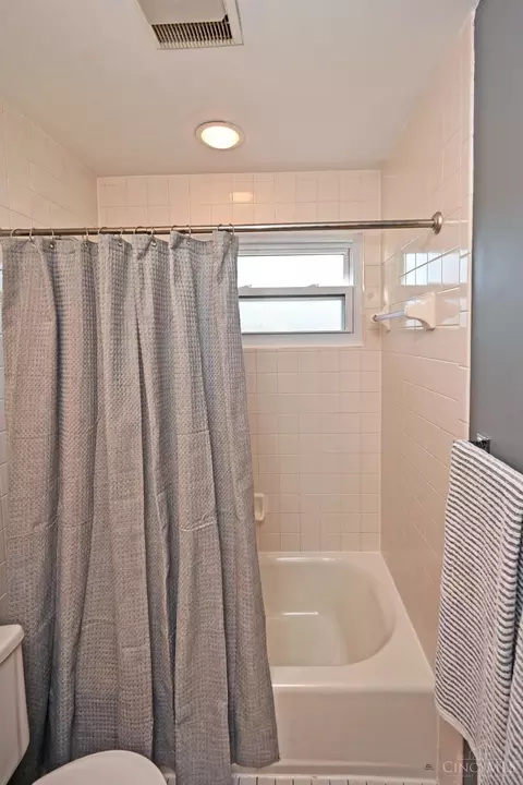 Bath - 796 Kenray Ct, Reading, OH 45215 photo 2 of 3