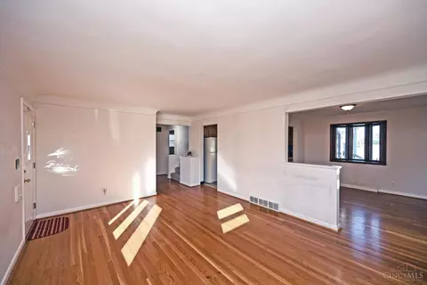 Living - 796 Kenray Ct, Reading, OH 45215 photo 4 of 6