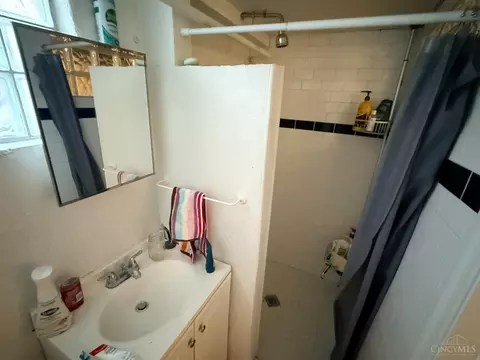 Bath - 2911 Maisel Dr, Cincinnati, OH 45220 photo 3 of 3