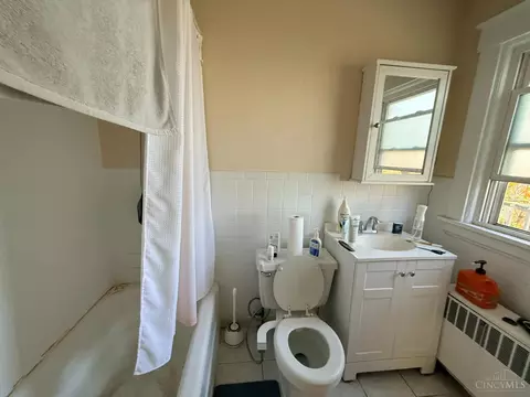 Bath - 2911 Maisel Dr, Cincinnati, OH 45220 photo 1 of 3