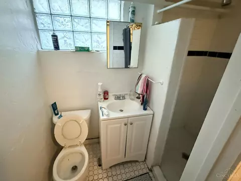 Bath - 2911 Maisel Dr, Cincinnati, OH 45220 photo 2 of 3