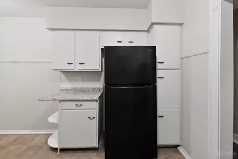 Kitchen - 1501 Summit Rd, Cincinnati, OH 45237 photo 2 of 3