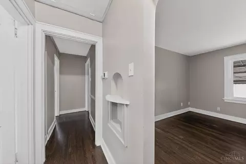 Entry Way - 1501 Summit Rd, Cincinnati, OH 45237 photo 4 of 5