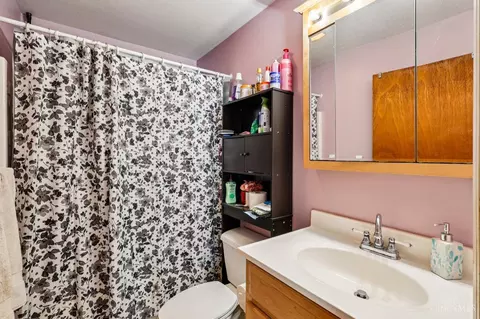 9225 Maverick Dr, Cincinnati, OH 45231 photo 3