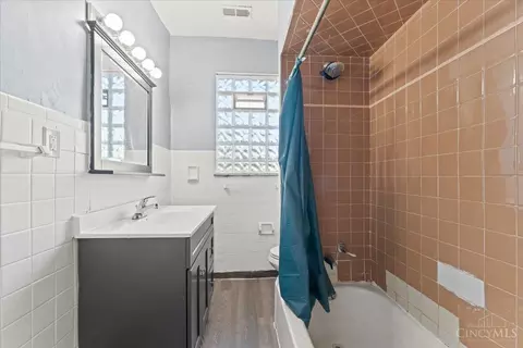 Bath - 1815 Clarion Ave, Cincinnati, OH 45207 photo 1 of 1