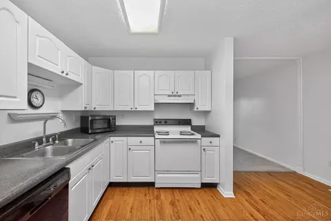 Kitchen - 464 Glenrose Ln, Cincinnati, OH 45244 photo 5 of 5