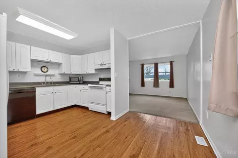 Kitchen - 464 Glenrose Ln, Cincinnati, OH 45244 photo 1 of 5