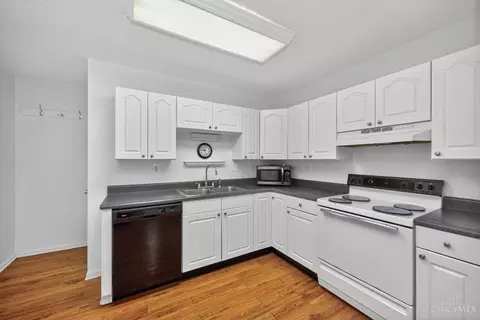 Kitchen - 464 Glenrose Ln, Cincinnati, OH 45244 photo 2 of 5