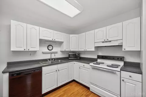 Kitchen - 464 Glenrose Ln, Cincinnati, OH 45244 photo 3 of 5